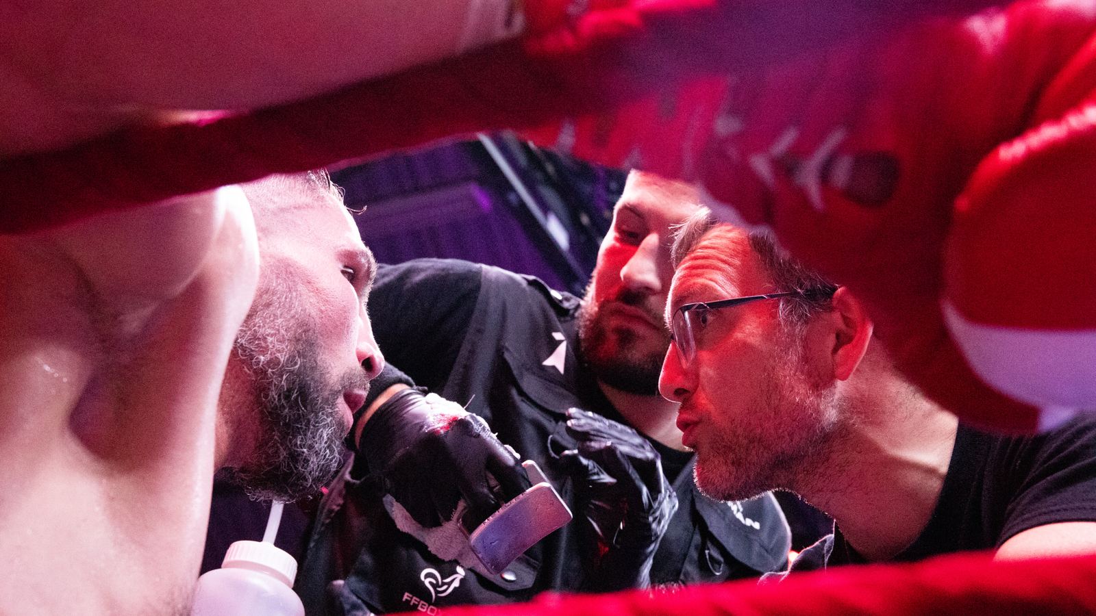Les soigneurs de Sandy Messaoud au coin entre deux rounds
