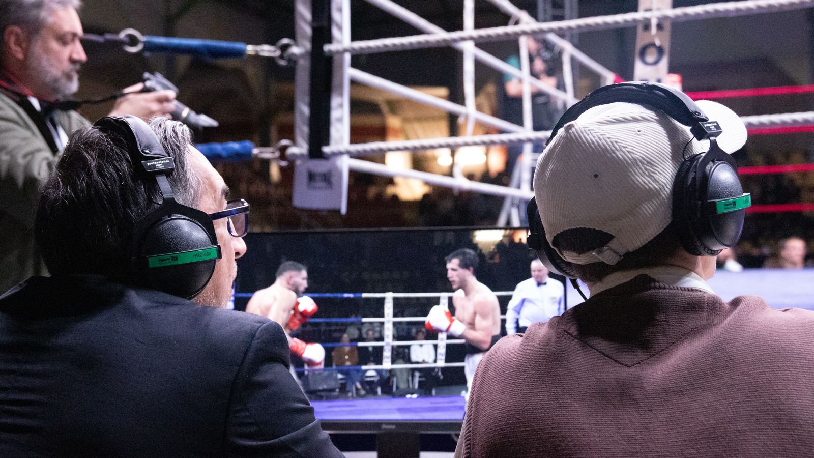 Les commentateurs PunchTime TV au bord du ring