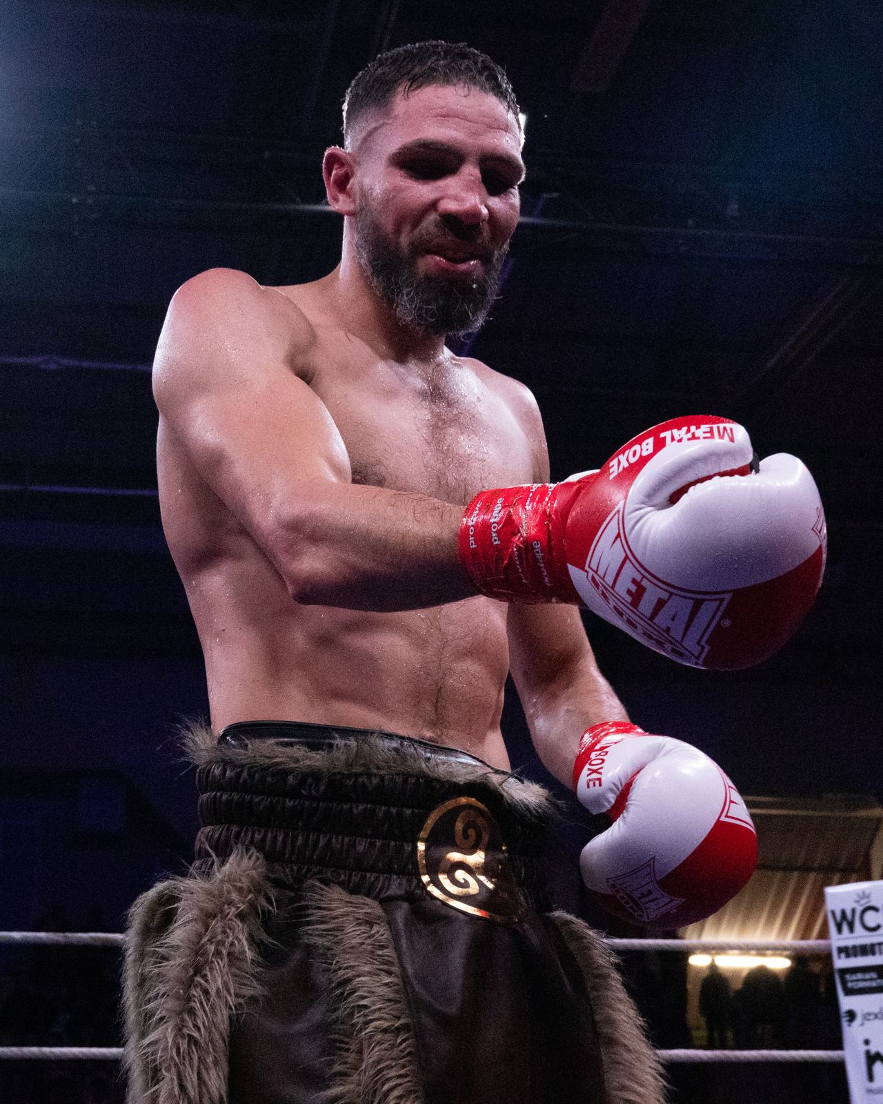 Sandy Messaoud dans le ring, gants Metal Boxe